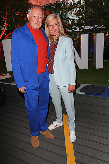 Axel Milberg mit Frau Judith (li.),  bei der Präsentation des "MINI Strip" by Sir Paul Smith x MINI am 08.09.2021 in München (Photo by Getty Images for MINI / PR) 